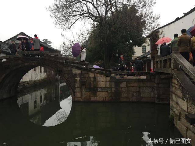 片仔癀盘中逼近跌停